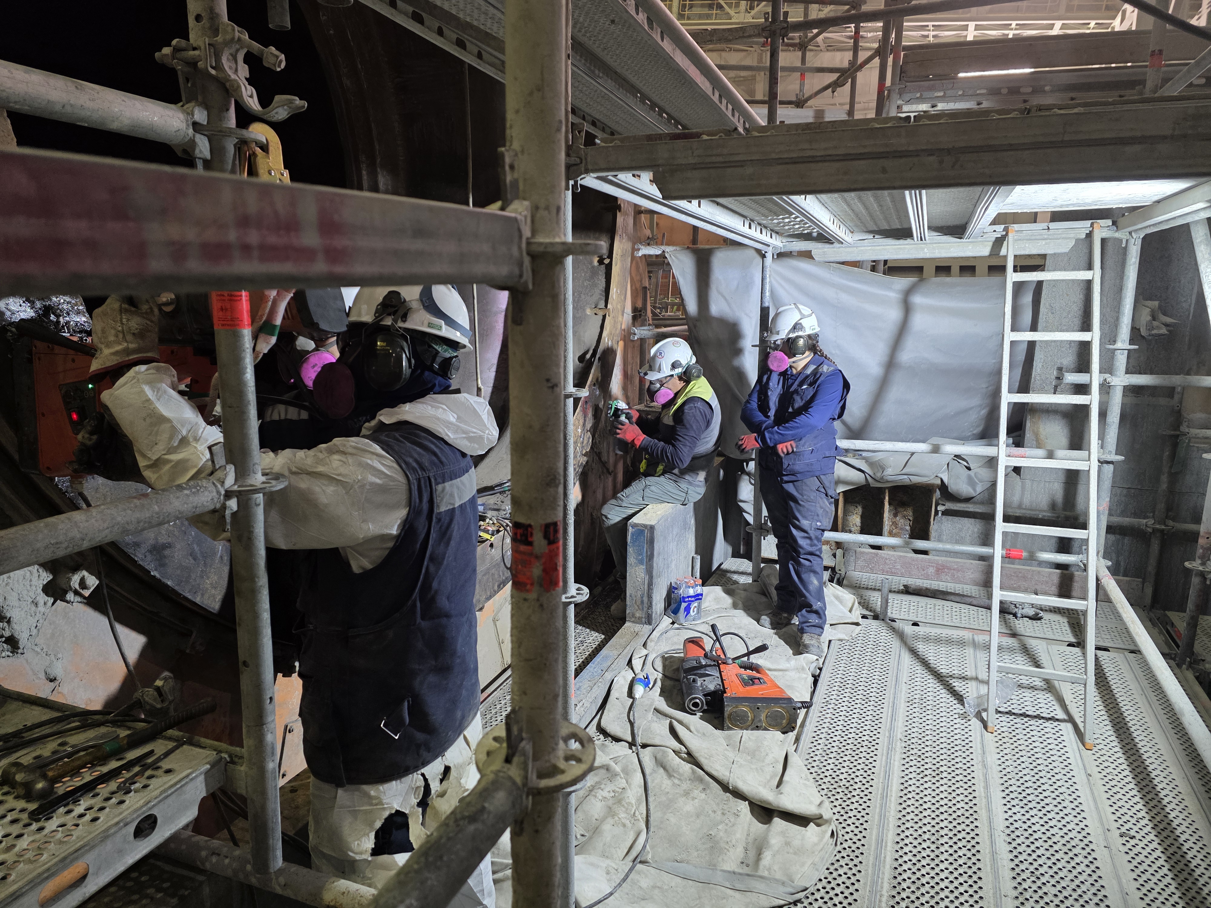 Equipo técnico de R Ingeniería trabajando en la mantención del molino de bolas